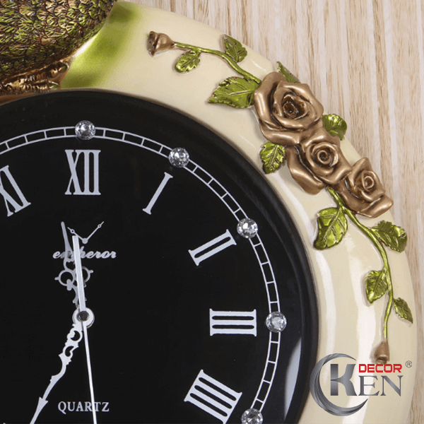 Đồng hồ treo tường chim công giả cổ KenDecor-90 với các chi tiết hoa lá, chim công được chạm khắc trau chuốt, mang lại tính thẩm mĩ cao cho sản phẩm
