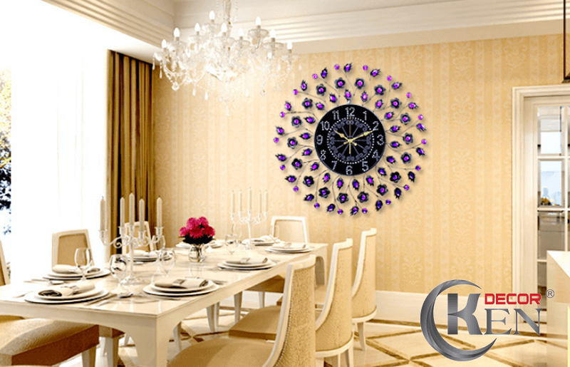 Đồng hồ cùng các họa tiết cánh hoa tạo nên nét riêng biệt cho căn phòng.