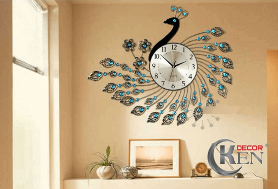 Đồng hồ chim công với chiếc đuôi dài làm lợi thế trong việc trang trí nội thất.