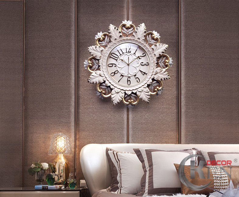 Phòng khách là nơi lý tưởng cho việc bày trí một chiếc đồng hồ treo tường loại lớn.