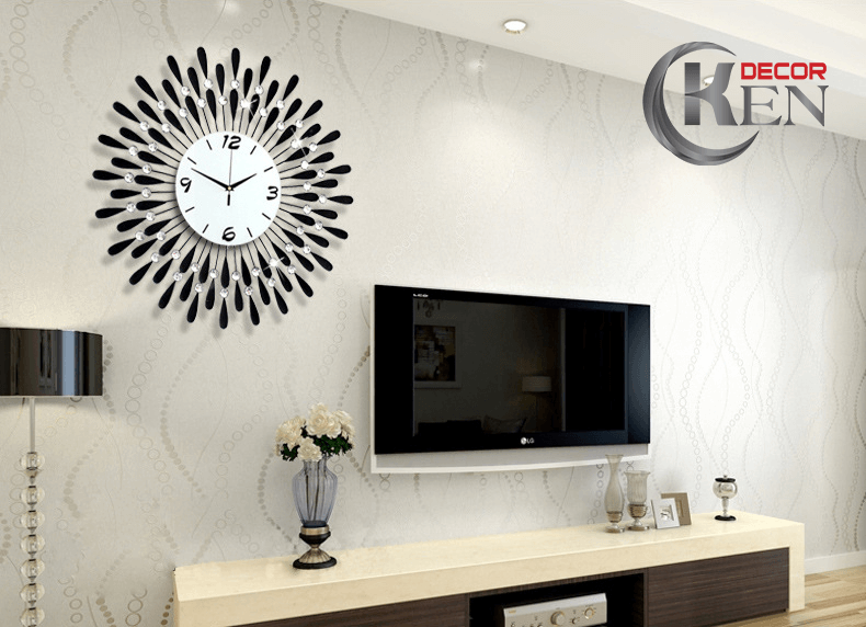 Đồng hồ treo tường thích hợp để trang trí ở nơi sum họp gia đình như phòng khách hoặc cạnh TV
