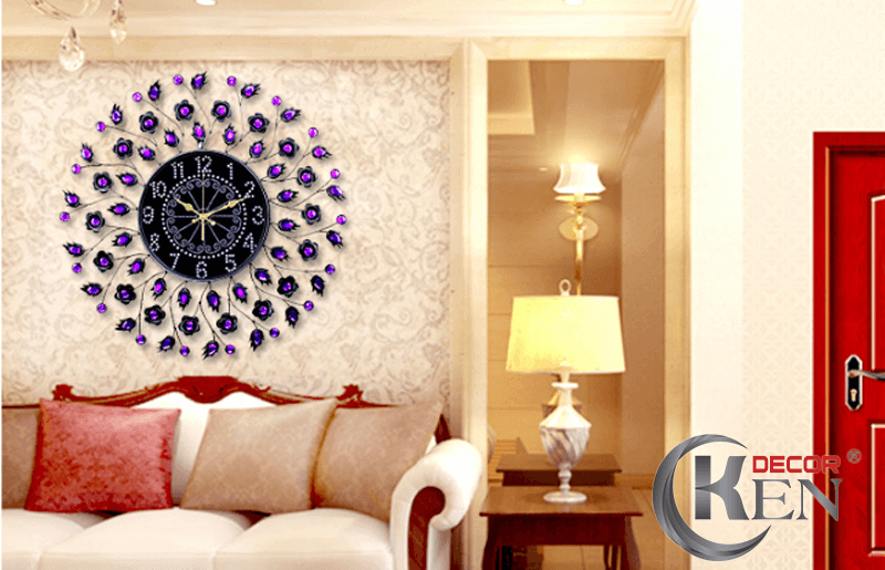 Đồng hồ treo tường KenDecor-32 đầy ma mị khi kết hợp ấn tượng họa tiết hoa và tông màu đen - tím tạo nét chấm phá đầy ấn tượng cho không gian nội thất.