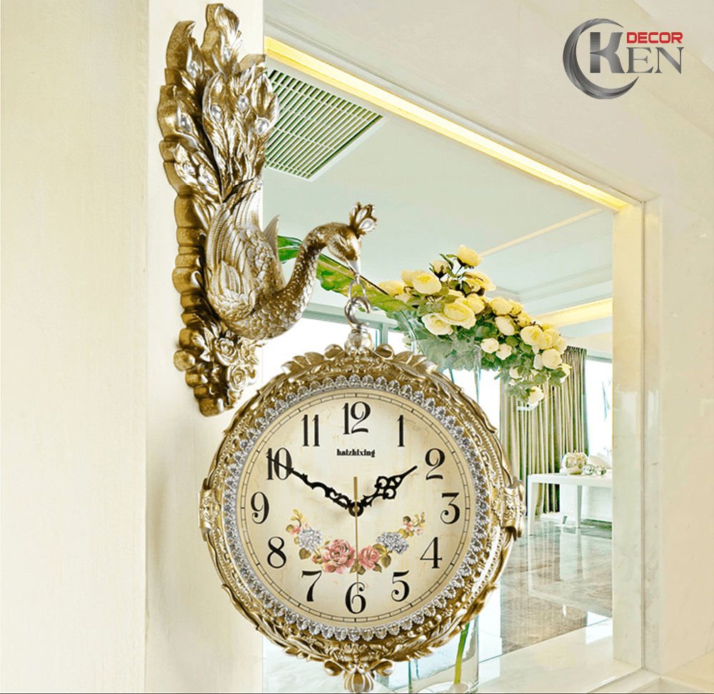 Với thiết kế dạng treo, đồng hồ treo tường chim công treo nổi KenDecor-06 mang vẻ đẹp lãng mạn đậm chất Âu Châu.